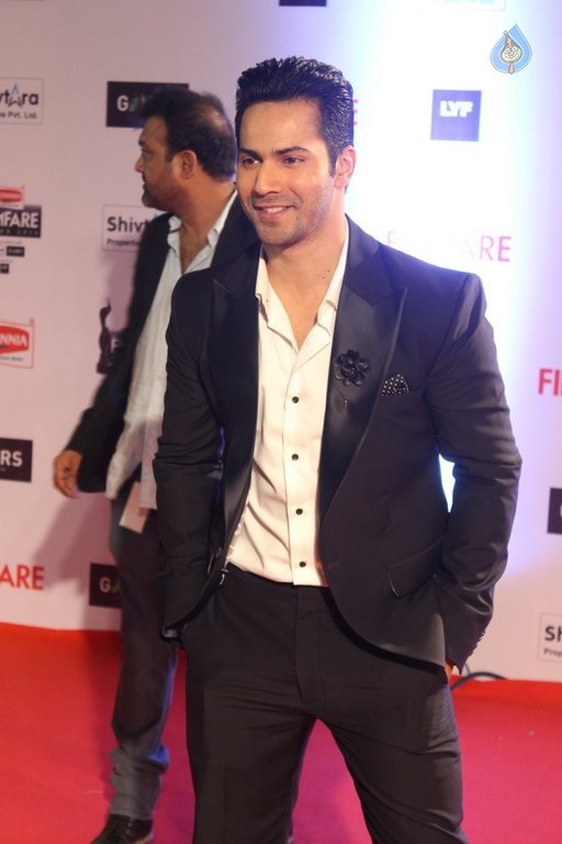Celebrities at Filmfare 2016 Awards 2 - 19 / 80 photos