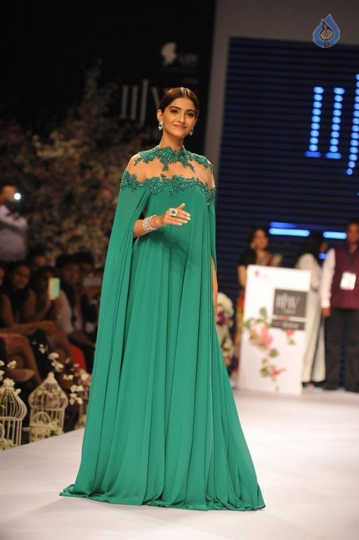 Celebrities at IIJW 2015 Show - 7 / 102 photos