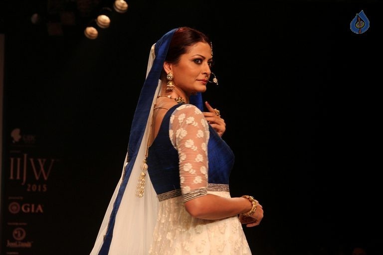 Celebrities at IIJW 2015 Show - 9 / 102 photos