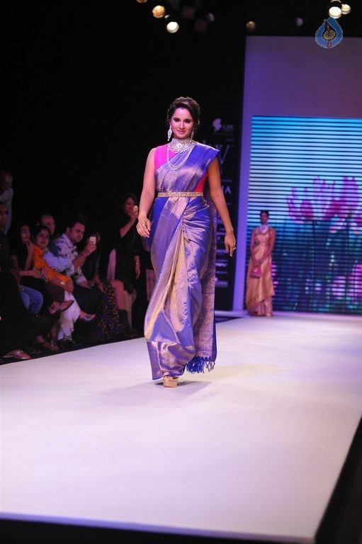 Celebrities at IIJW 2015 Show - 21 / 102 photos