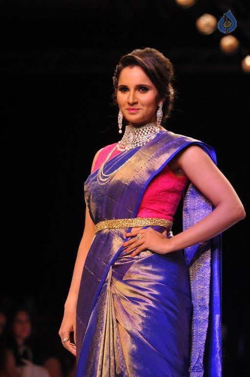 Celebrities at IIJW 2015 Show - 78 / 102 photos