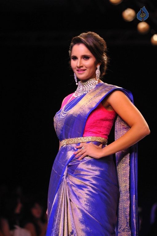 Celebrities at IIJW 2015 Show - 81 / 102 photos