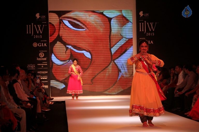 Celebrities at IIJW 2015 Show - 90 / 102 photos
