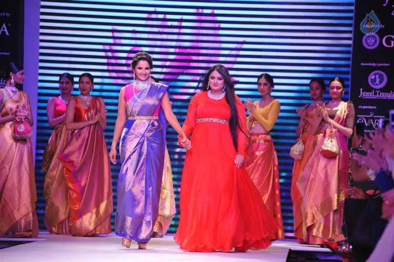 Celebrities at IIJW 2015 Show - 98 / 102 photos