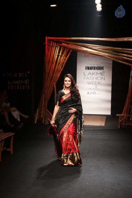 Celebrities at LFW Summer Resort 2017 - 70 / 71 photos