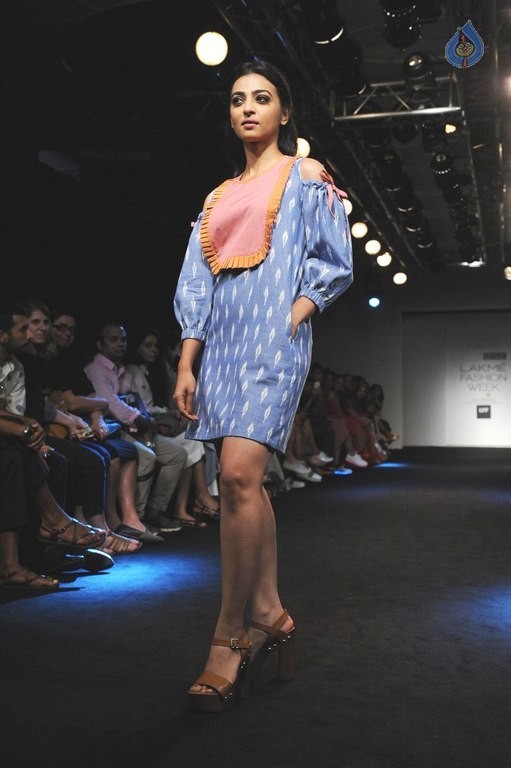 Celebrities at LFW Summer Spring 2016 Day 2 - 19 / 54 photos