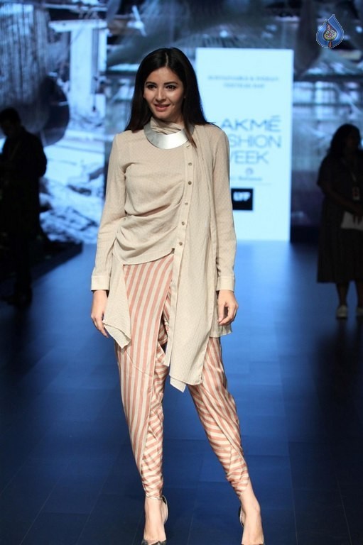 Celebrities at LFW Summer Spring 2016 Day 2 - 25 / 54 photos