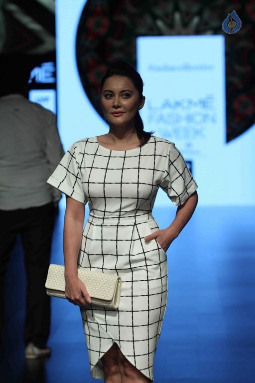 Celebrities at LFW Summer Spring 2016 Day 2 - 32 / 54 photos