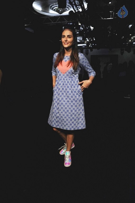Celebrities at LFW Summer Spring 2016 Day 2 - 47 / 54 photos