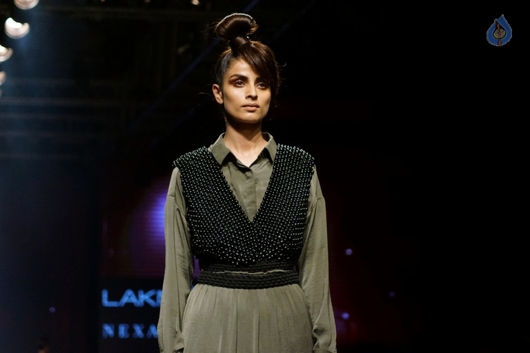 Celebrities at LFW Winter 2017 Show - 29 / 40 photos