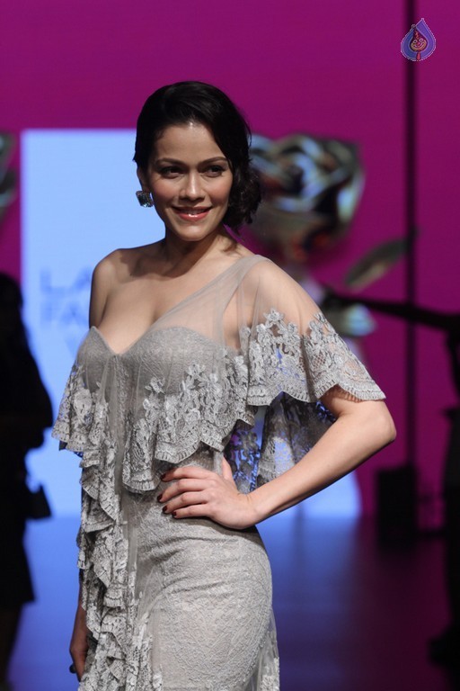 Celebrities at LFW Winter Festive 2016 - 36 / 42 photos