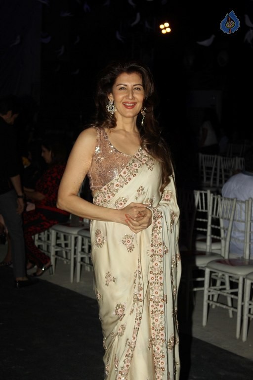 Celebrities at Manisha Malhotra LFW 2016 Show - 20 / 52 photos