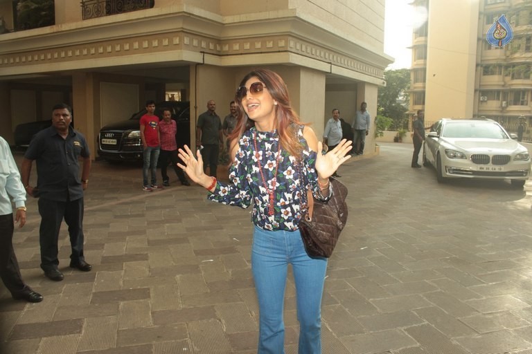 Celebrities at Meet Sanjay Dutt Home - 22 / 42 photos