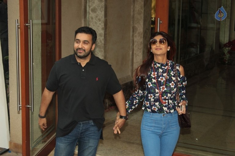 Celebrities at Meet Sanjay Dutt Home - 38 / 42 photos