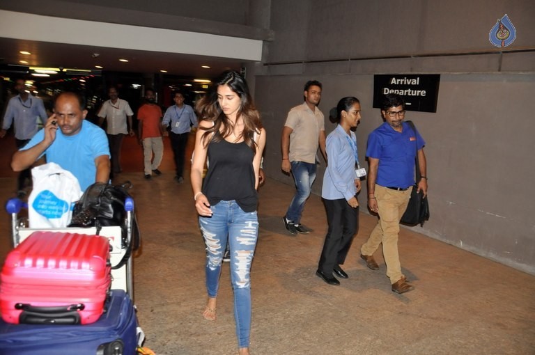 Celebrities at Mumbai Airport  - 1 / 20 photos