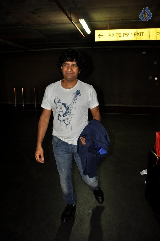 Celebrities at Mumbai Airport  - 3 / 20 photos