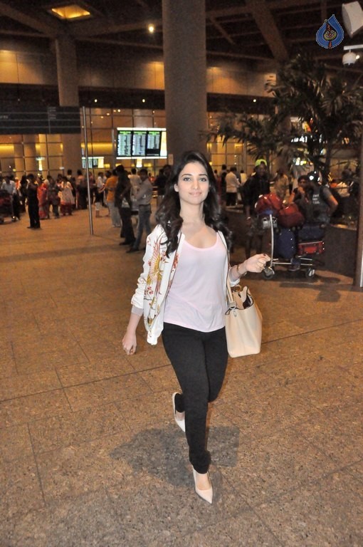 Celebrities at Mumbai Airport  - 4 / 20 photos