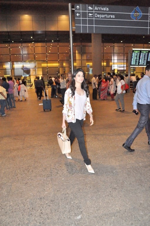 Celebrities at Mumbai Airport  - 14 / 20 photos