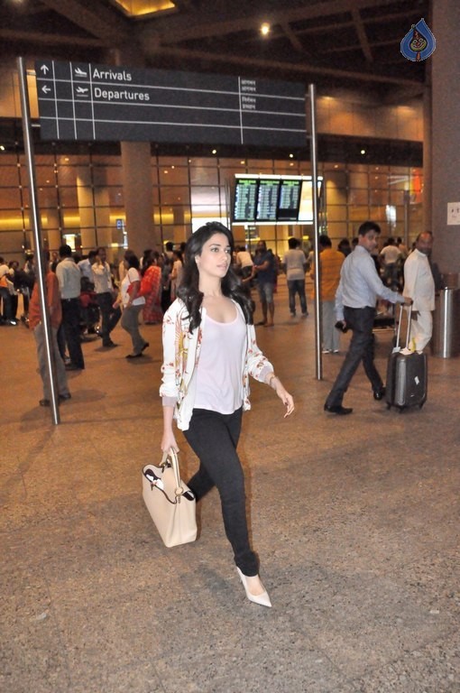 Celebrities at Mumbai Airport  - 18 / 20 photos