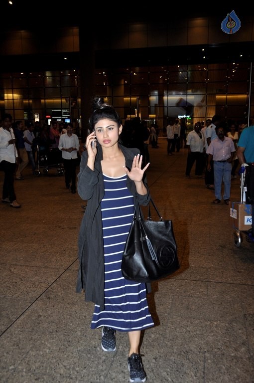 Celebrities at Mumbai Airport - 1 / 34 photos