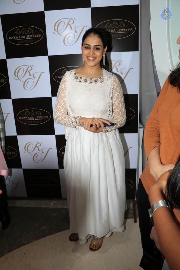 Celebrities at Razwada Jewels Store Launch - 6 / 37 photos