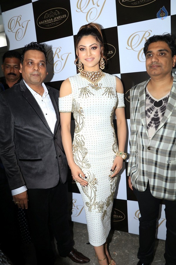 Celebrities at Razwada Jewels Store Launch - 32 / 37 photos