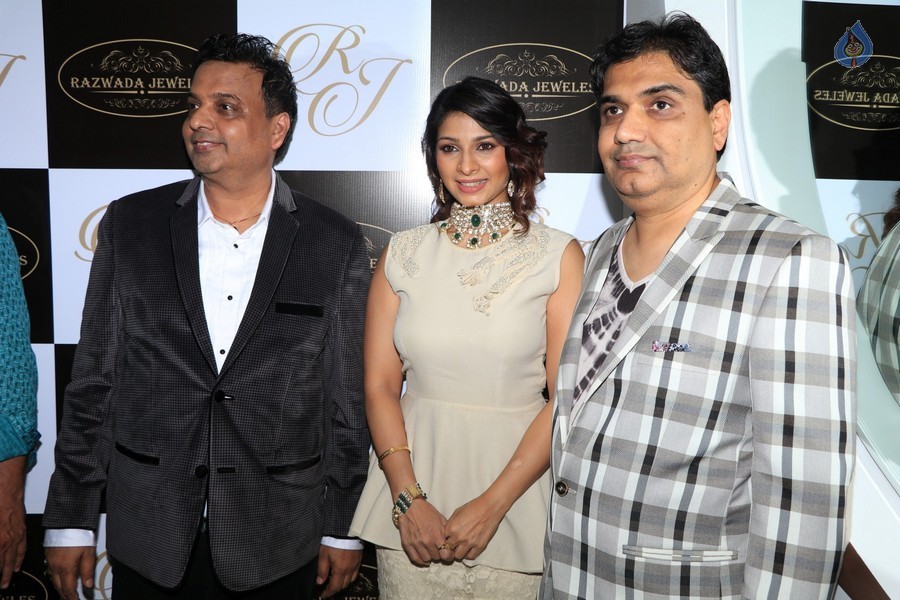 Celebrities at Razwada Jewels Store Launch - 36 / 37 photos