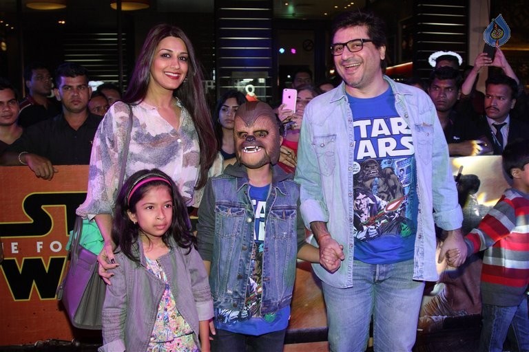Celebrities at Star Wars The Force Awakens Premiere - 3 / 35 photos