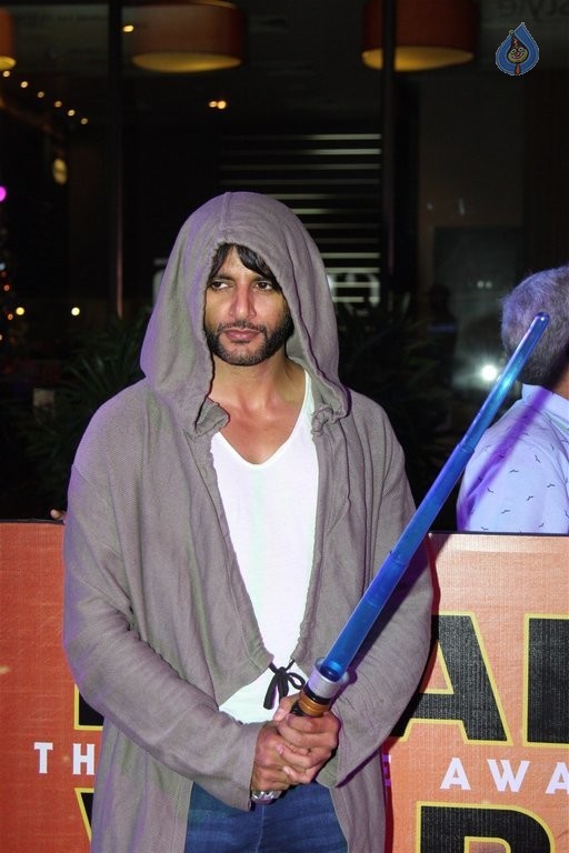 Celebrities at Star Wars The Force Awakens Premiere - 27 / 35 photos