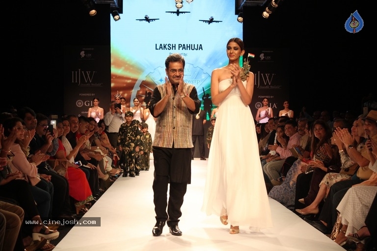 Celebrities at The Indias International Jewellery Week 2017 - 7 / 21 photos