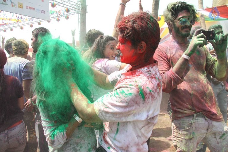 Celebrities at ZOOM Holi 2016 - 10 / 65 photos