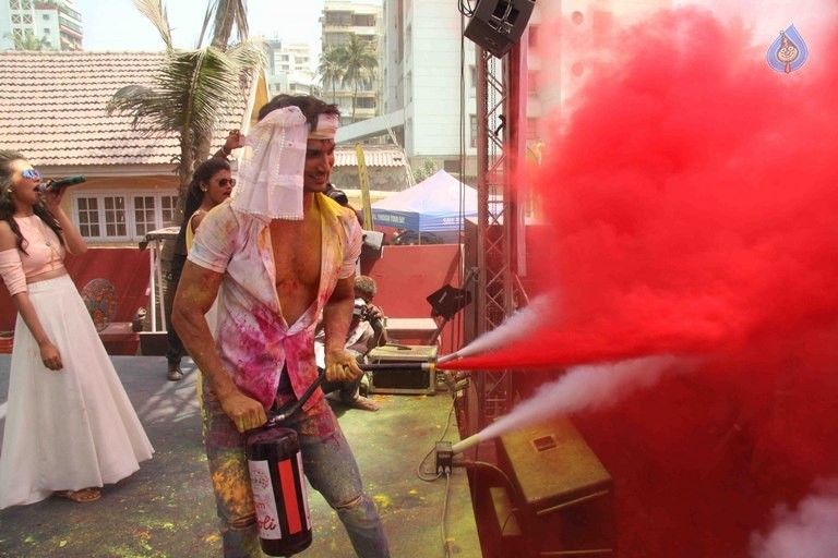 Celebrities at ZOOM Holi 2016 - 41 / 65 photos