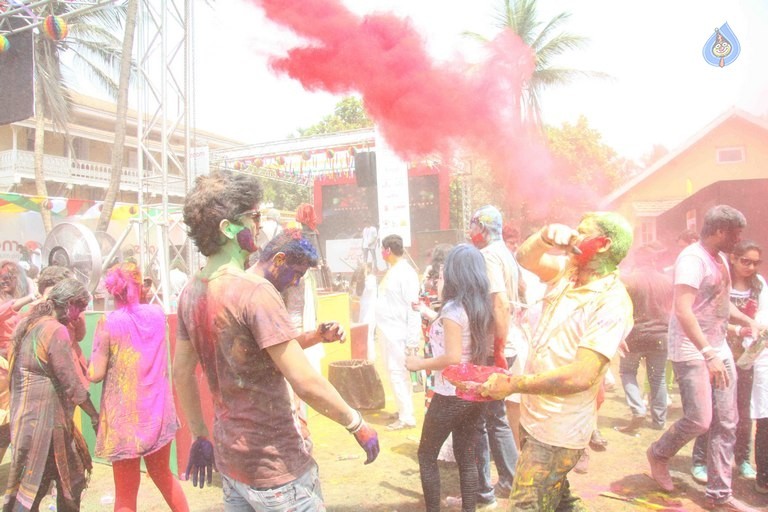 Celebrities at ZOOM Holi 2016 - 63 / 65 photos