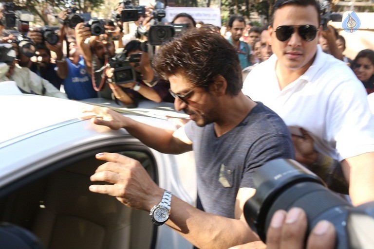 Celebrities Cast Their Vote in BMC Election 2017 - 11 / 54 photos