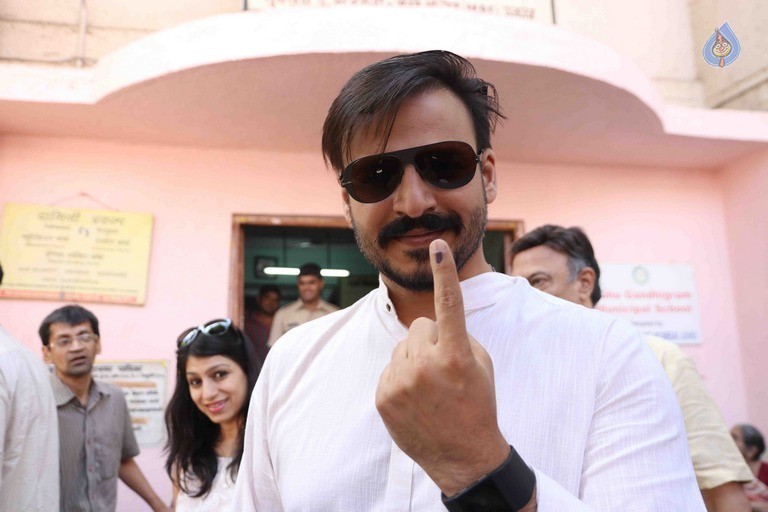 Celebrities Cast Their Vote in BMC Election 2017 - 13 / 54 photos