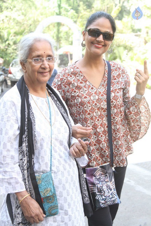 Celebrities Cast Their Vote in BMC Election 2017 - 31 / 54 photos