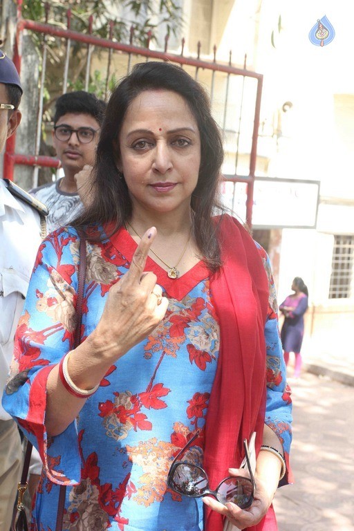 Celebrities Cast Their Vote in BMC Election 2017 - 42 / 54 photos