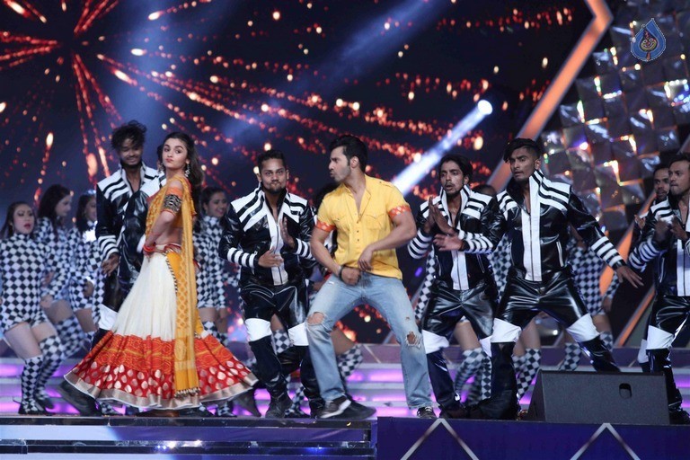 Celebrities Perform at Umang 2017 Show - 13 / 97 photos