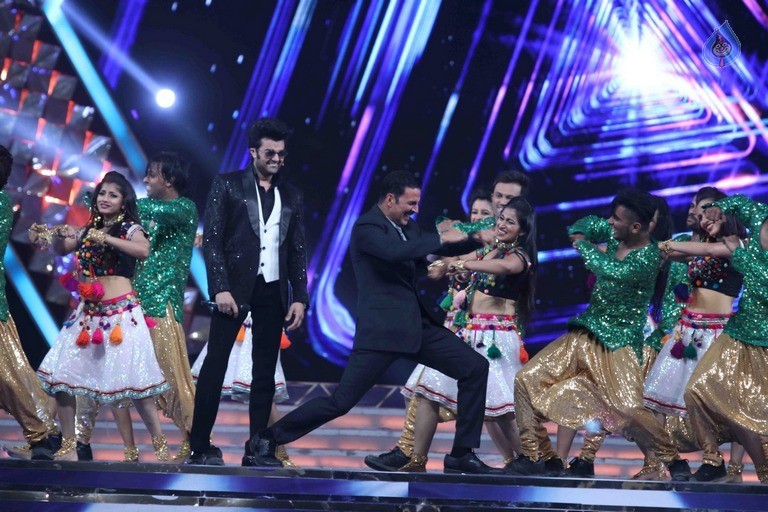 Celebrities Perform at Umang 2017 Show - 15 / 97 photos