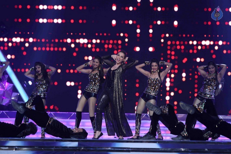 Celebrities Perform at Umang 2017 Show - 16 / 97 photos