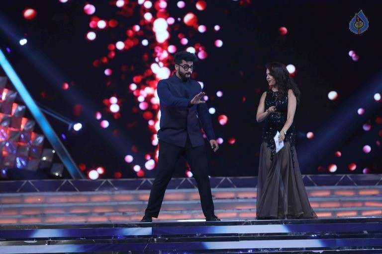 Celebrities Perform at Umang 2017 Show - 18 / 97 photos