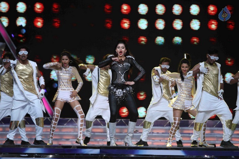 Celebrities Perform at Umang 2017 Show - 19 / 97 photos