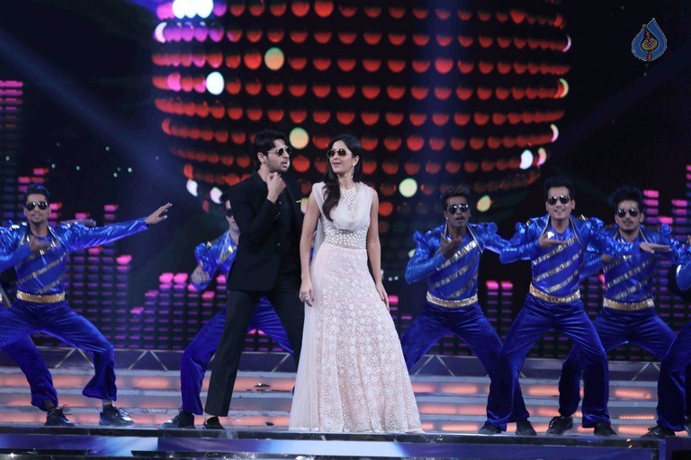 Celebrities Perform at Umang 2017 Show - 22 / 97 photos