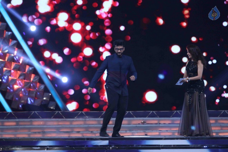 Celebrities Perform at Umang 2017 Show - 24 / 97 photos