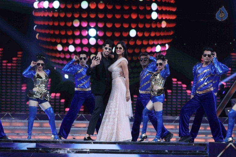 Celebrities Perform at Umang 2017 Show - 31 / 97 photos