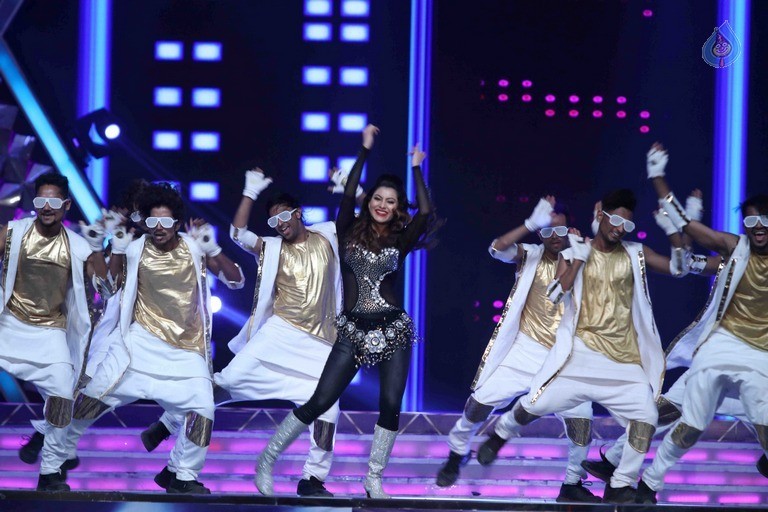 Celebrities Perform at Umang 2017 Show - 35 / 97 photos