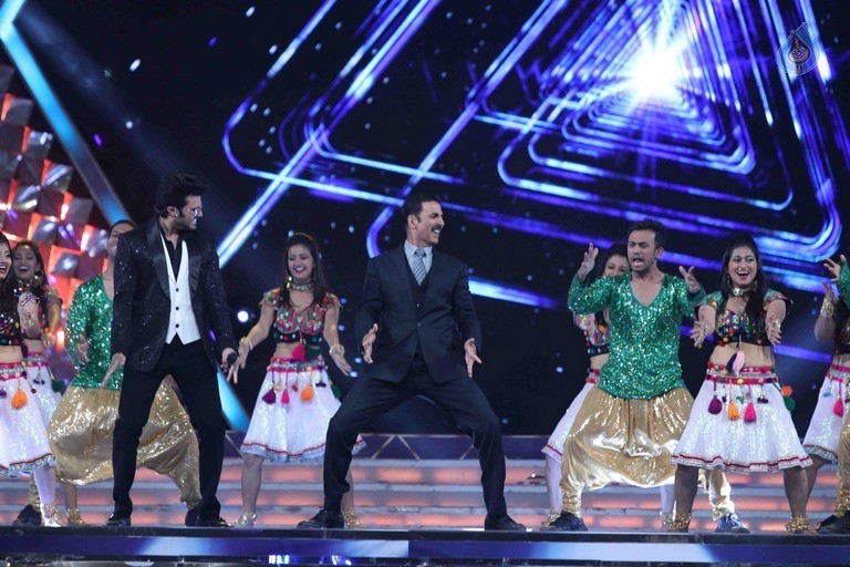 Celebrities Perform at Umang 2017 Show - 36 / 97 photos