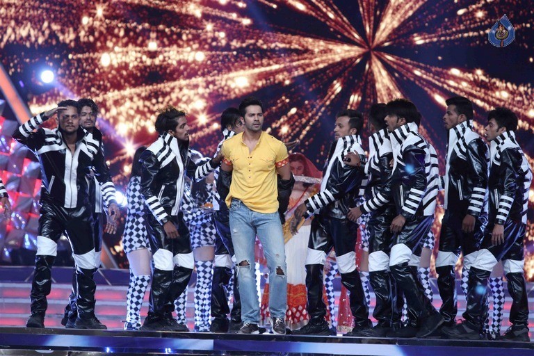 Celebrities Perform at Umang 2017 Show - 38 / 97 photos