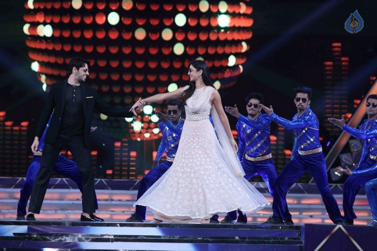 Celebrities Perform at Umang 2017 Show - 39 / 97 photos