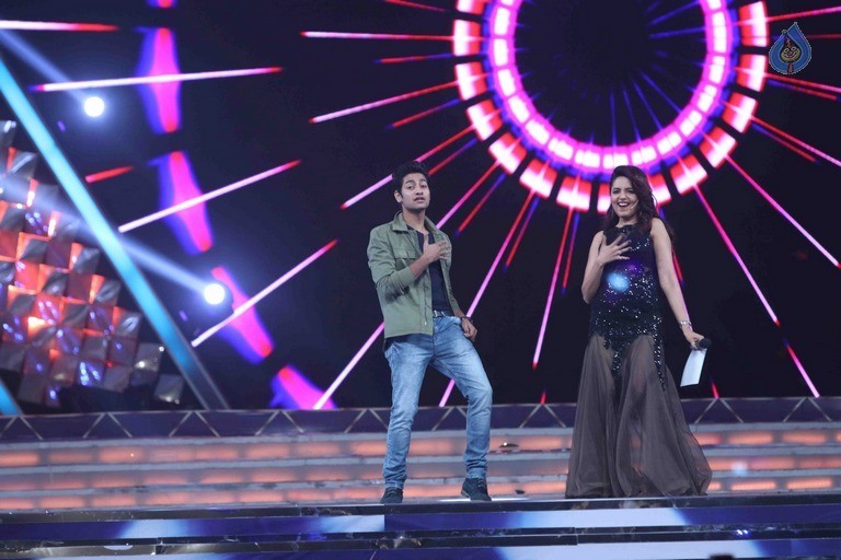 Celebrities Perform at Umang 2017 Show - 40 / 97 photos